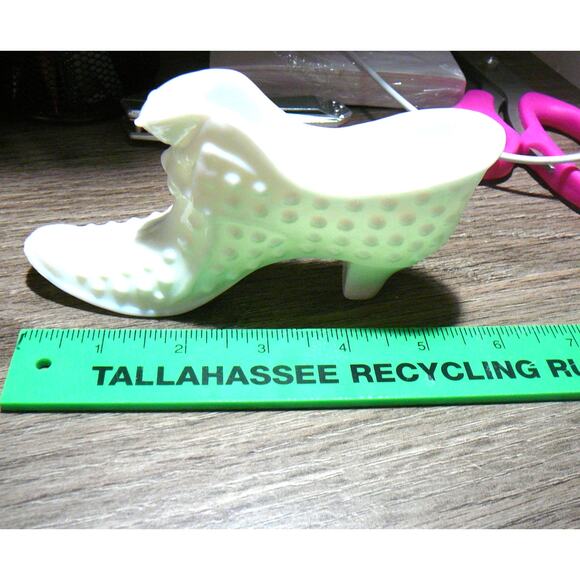 Fenton White Hobnail Cat Head Slipper - Picture 5 of 7